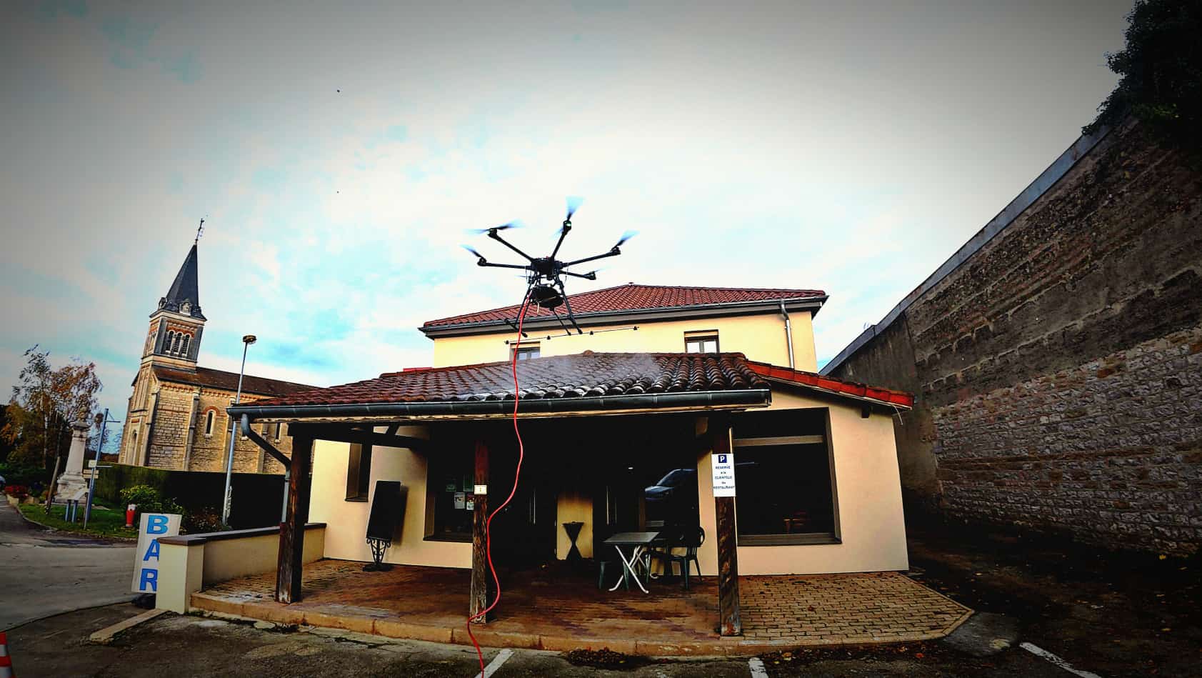 Drone de démoussage en action